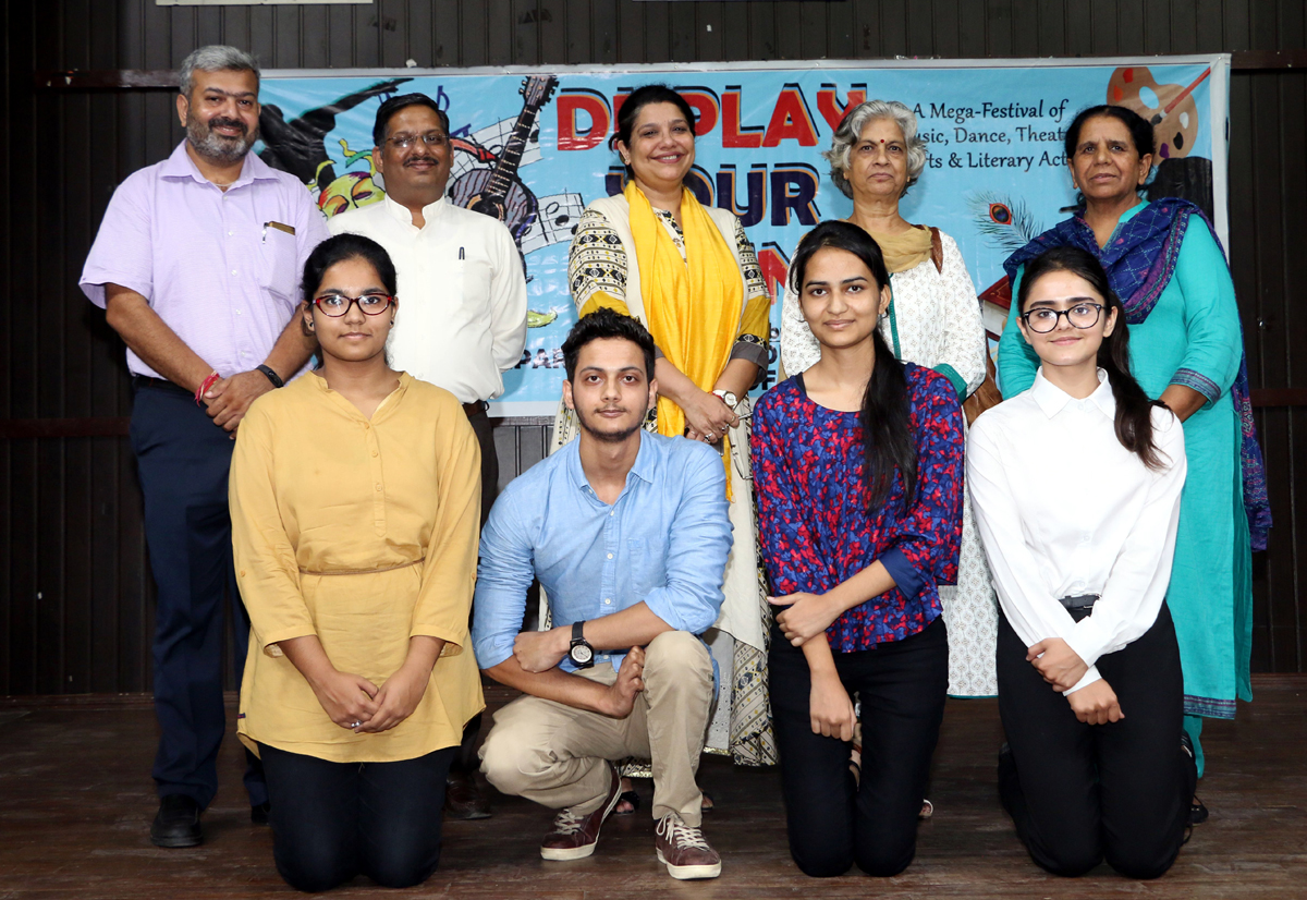Winners posing along with dignitaries during Display Your Talent contest at JU. Winners posing along with dignitaries during Display Your Talent contest at JU.