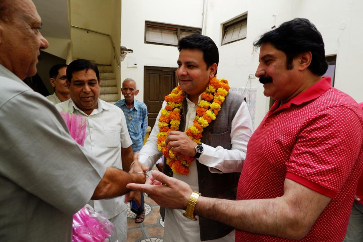 AICC Secy, Sudhir Sharma being received by Cong leaders in Jammu on Saturday. AICC Secy, Sudhir Sharma being received by Cong leaders in Jammu on Saturday.