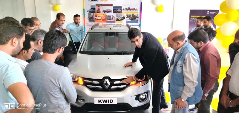 Officials of Srinagar Automotive Private Limited briefing customers about features of all-new feature loaded Kwid. Officials of Srinagar Automotive Private Limited briefing customers about features of all-new feature loaded Kwid.