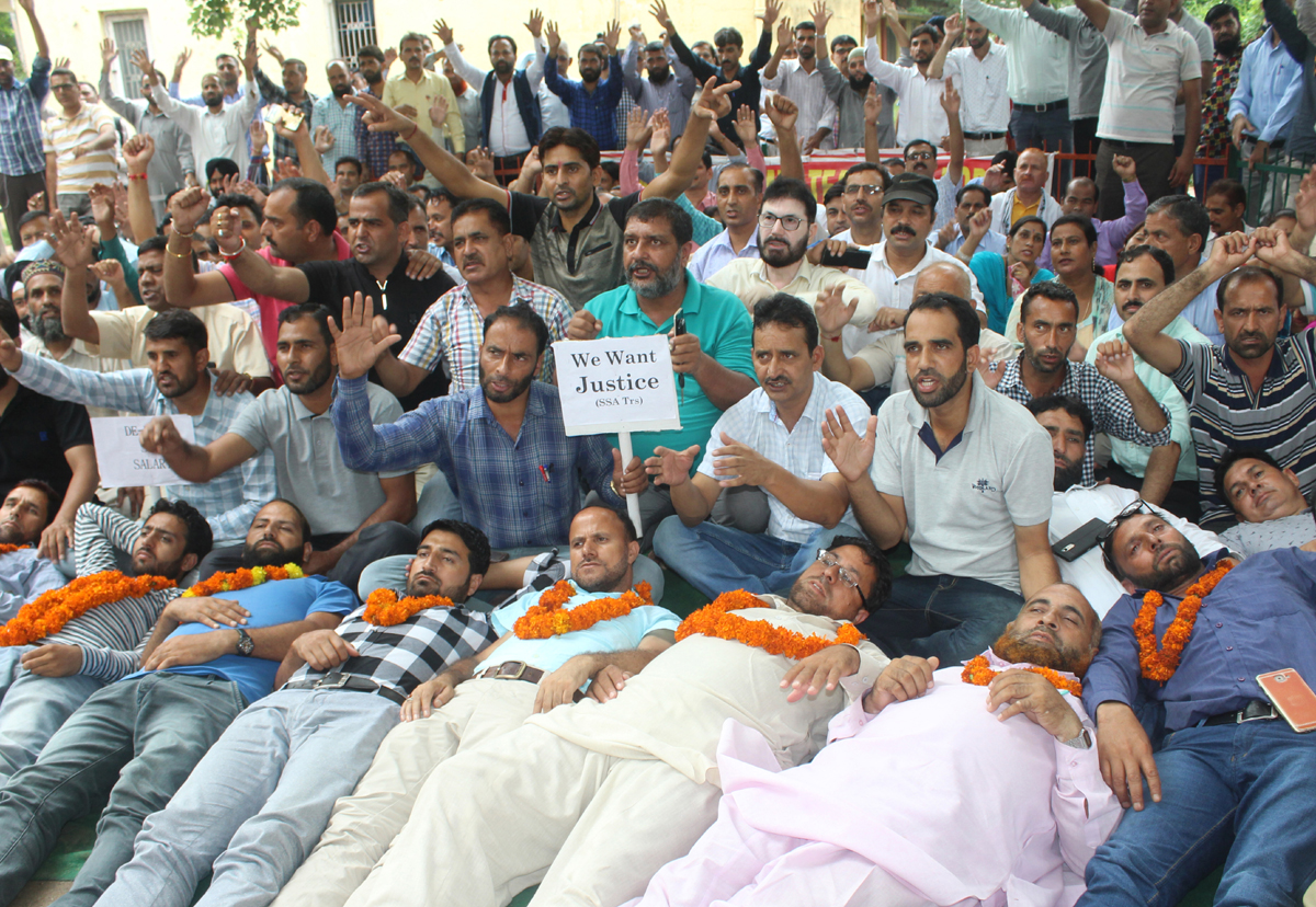 Teachers observing chain hunger strike at Jammu on Sunday. — Excelsior/Rakesh Teachers observing chain hunger strike at Jammu on Sunday. — Excelsior/Rakesh