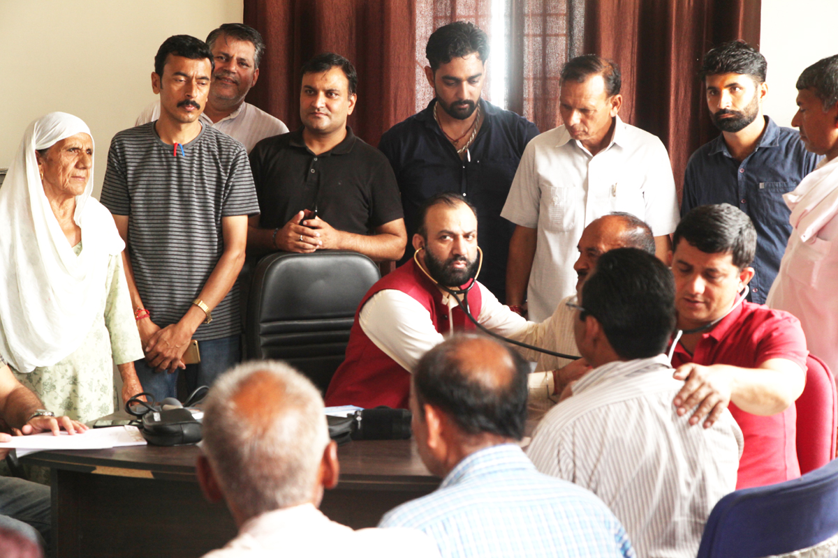 Hod Cardiology Gmc Jammu Dr Sushil Sharma Examining Patients At Aghore Akhnoor On Sunday Jammu Kashmir Latest News Tourism Breaking News J K
