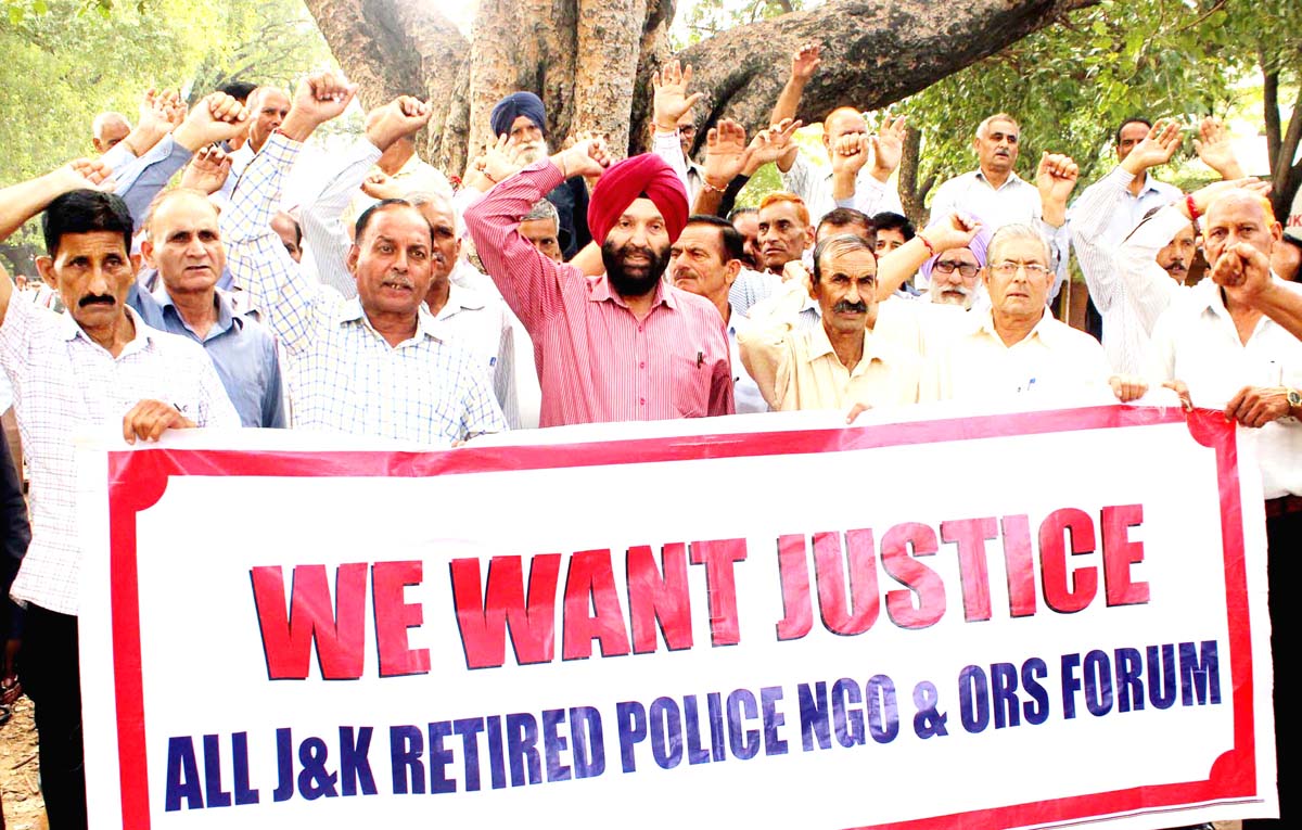 Non-gazetted police pensioners staging protest at Exhibition Ground in Jammu. -Excelsior/Rakesh Non-gazetted police pensioners staging protest at Exhibition Ground in Jammu. -Excelsior/Rakesh