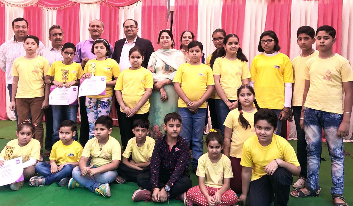 Winners and dignitaries posing for a group photograph. Winners and dignitaries posing for a group photograph.