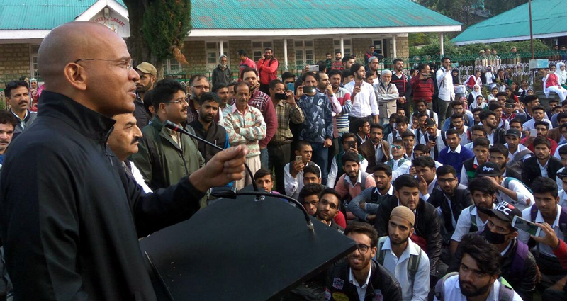 IGP Traffic Basant Rath interacting with students at Bhaderwah on Saturday. -Excelsior/Tilak Raj IGP Traffic Basant Rath interacting with students at Bhaderwah on Saturday. -Excelsior/Tilak Raj