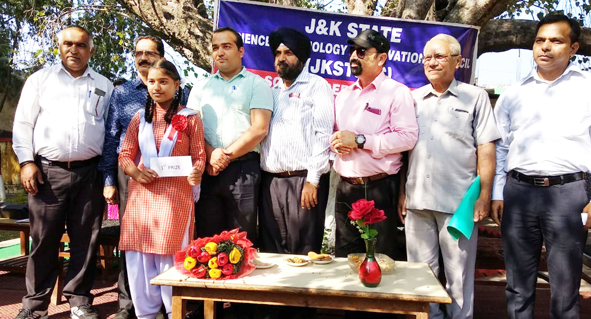 Winner of inter-school debate competition posing along with dignitaries. Winner of inter-school debate competition posing along with dignitaries.