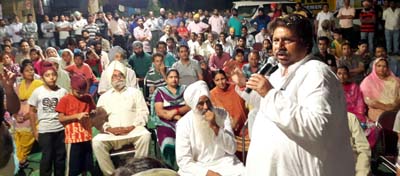 Congress leader Raman Bhalla addressing a public meeting in Gandhi Nagar on Saturday. Congress leader Raman Bhalla addressing a public meeting in Gandhi Nagar on Saturday.