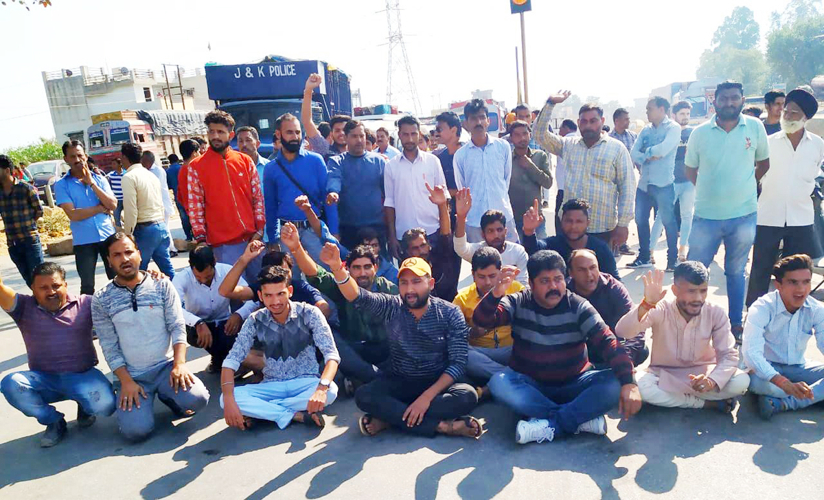 Local residents protesting against traffic jams in Udhampur on Monday. -Excelsior/K. Kumar Local residents protesting against traffic jams in Udhampur on Monday. -Excelsior/K. Kumar