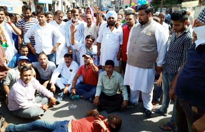 Irate people protesting at Kathua on Saturday. —Excelsior/Pardeep Irate people protesting at Kathua on Saturday. —Excelsior/Pardeep