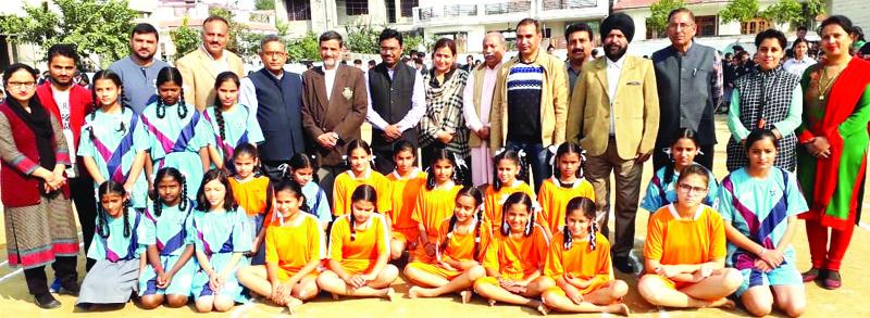 Participants of Inter-School U-17 Girls Kho-Kho Tournament and dignitaries posing for group photograph. Participants of Inter-School U-17 Girls Kho-Kho Tournament and dignitaries posing for group photograph.