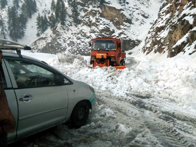 Snow clearance operation on at Mughal Road on Sunday. Snow clearance operation on at Mughal Road on Sunday.