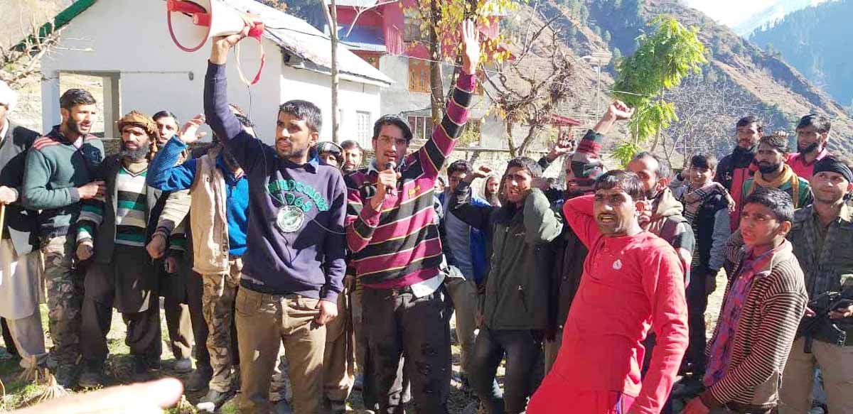 MGNREGA workers protesting on Thursday. -Excelsior/Rafi Choudhary MGNREGA workers protesting on Thursday. -Excelsior/Rafi Choudhary