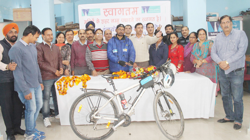 Kolkata based cyclist, Samrat Moulik on expedition to Kanya-kumari welcomed in Jammu on Tuesday. — Excelsior/Rakesh Kolkata based cyclist, Samrat Moulik on expedition to Kanya-kumari welcomed in Jammu on Tuesday. — Excelsior/Rakesh
