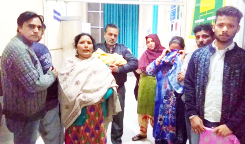 Family members of a newly born child who died due to the negligence of Hospital staff wailing in the premises of DH Kathua on Monday. -Excelsior/Pardeep Family members of a newly born child who died due to the negligence of Hospital staff wailing in the premises of DH Kathua on Monday. -Excelsior/Pardeep