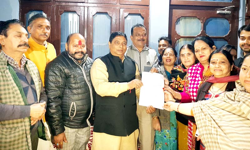Former Minister & MLA Jammu West, Sat Sharma handing over a letter for release of CDF to residents of Ward 18 on Monday. Former Minister & MLA Jammu West, Sat Sharma handing over a letter for release of CDF to residents of Ward 18 on Monday.