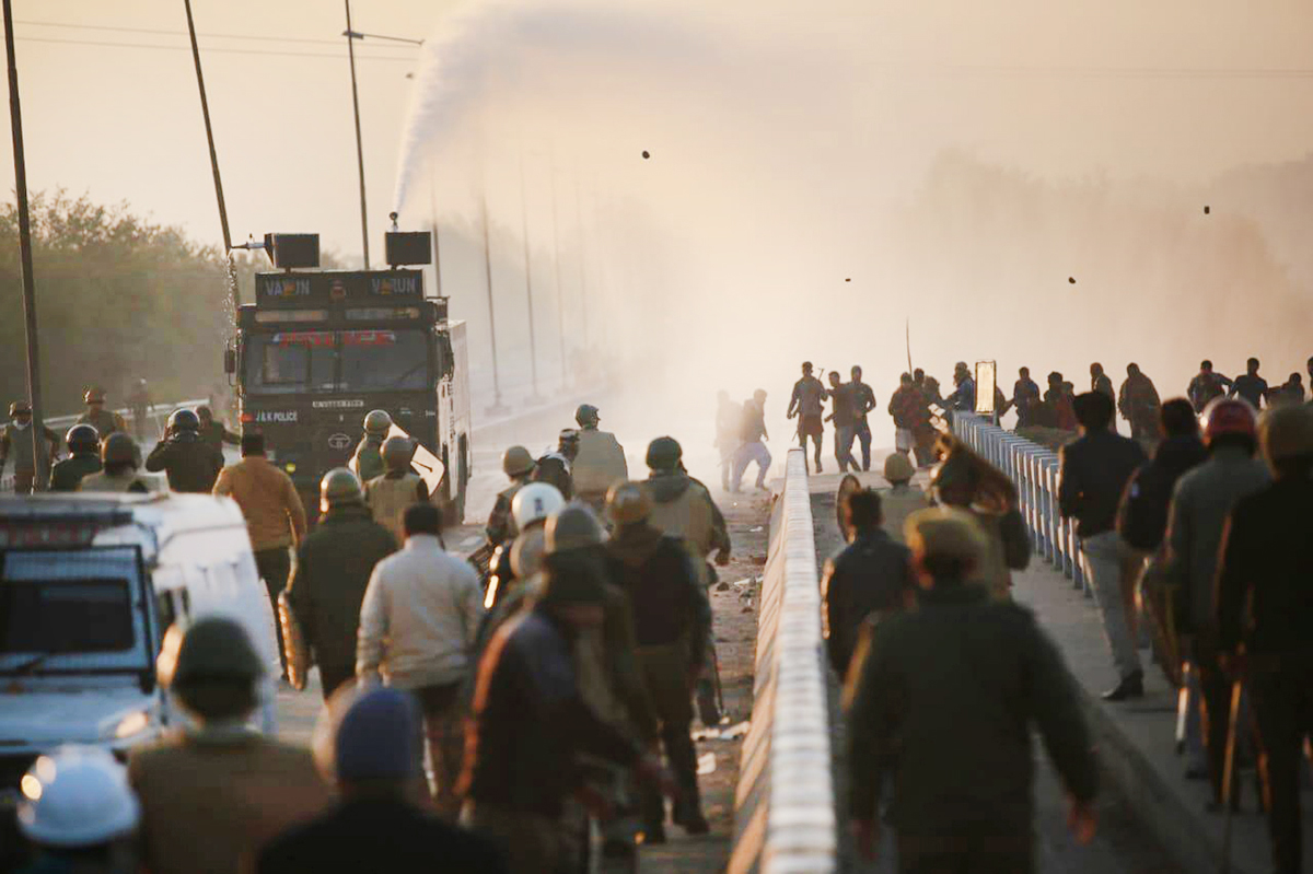 Mob resorts to stone pelting as JDA and police team move to clear encroachment along Tawi banks in Jammu on Saturday. —Excelsior/Rakesh Mob resorts to stone pelting as JDA and police team move to clear encroachment along Tawi banks in Jammu on Saturday. —Excelsior/Rakesh