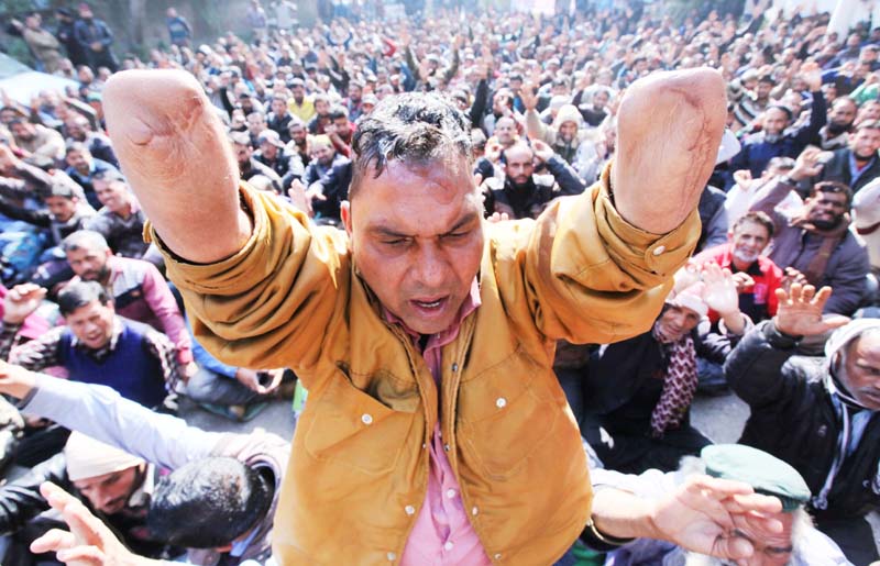 PDD casual workers staging protest demonstration outside Chief Engineer’s office in Jammu. -Excelsior/ Rakesh PDD casual workers staging protest demonstration outside Chief Engineer’s office in Jammu. -Excelsior/ Rakesh