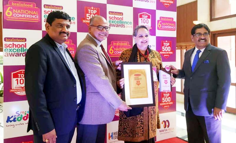 Principal Doon International School Jammu, Dr Vikesh Kaur receiving prestigious award in Agra. Principal Doon International School Jammu, Dr Vikesh Kaur receiving prestigious award in Agra.