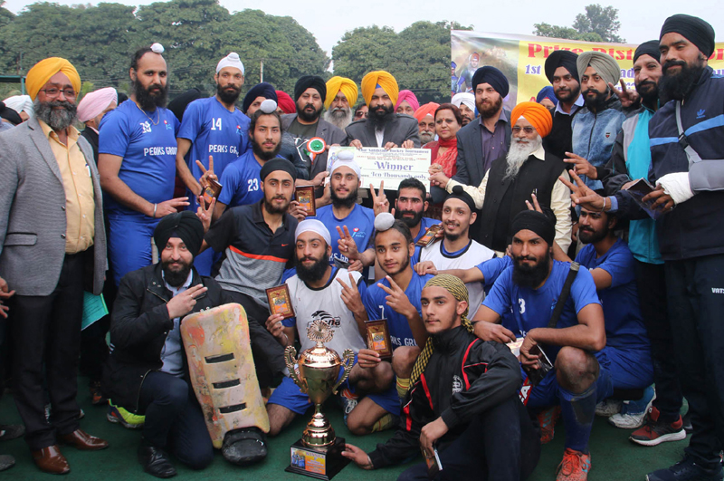 Winners of Hockey Tournament posing along with chief guest and other dignitaries in Jammu on Wednesday. -Excelsior/Rakesh Winners of Hockey Tournament posing along with chief guest and other dignitaries in Jammu on Wednesday. -Excelsior/Rakesh