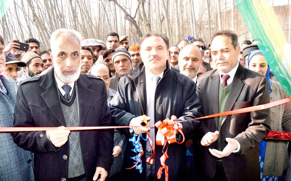 J&K Bank Chairman inaugurating new premises of bank’s business unit at Dabb Ganderbal on Monday. J&K Bank Chairman inaugurating new premises of bank’s business unit at Dabb Ganderbal on Monday.
