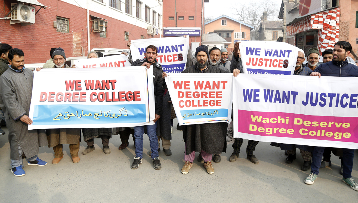 Residents from Wachi protesting in Srinagar on Thursday. — Excelsior / Shakeel Residents from Wachi protesting in Srinagar on Thursday. — Excelsior / Shakeel