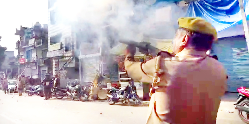 Police firing teargas shells to disperse protesting mob at Dayalachak on Monday. -Excelsior/Pardeep Police firing teargas shells to disperse protesting mob at Dayalachak on Monday. -Excelsior/Pardeep