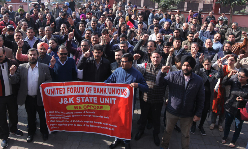 Bank employees staging protest demonstration at Bahu Plaza in Jammu on Wednesday. —Excelsior/ Rakesh Bank employees staging protest demonstration at Bahu Plaza in Jammu on Wednesday. —Excelsior/ Rakesh