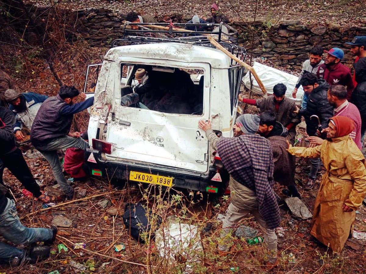 Locals rescuing injured persons from ill-fated vehicle in Ramban. -Excelsior/Parvaiz Locals rescuing injured persons from ill-fated vehicle in Ramban. -Excelsior/Parvaiz
