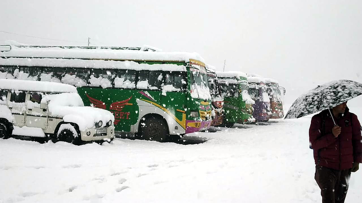 Vehicles parked amidst heavy snowfall at Bhaderwah Bus Stand on Tuesday. -Excelsior/Tilak Raj Vehicles parked amidst heavy snowfall at Bhaderwah Bus Stand on Tuesday. -Excelsior/Tilak Raj