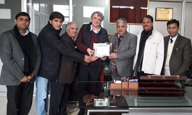 page10-4 CUJ VC presenting a memento to Professor from France.