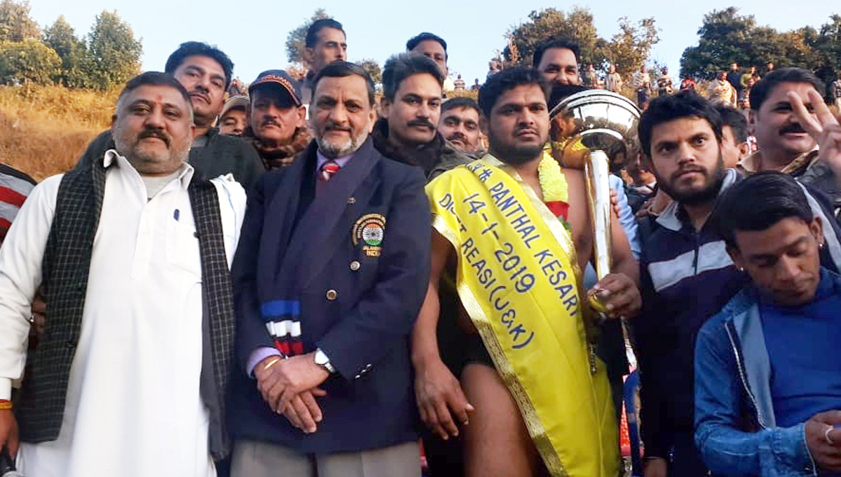 Winner of 119th Panthal Kesari 2019 title posing along with chief guest and other dignitaries on Tuesday. Winner of 119th Panthal Kesari 2019 title posing along with chief guest and other dignitaries on Tuesday.