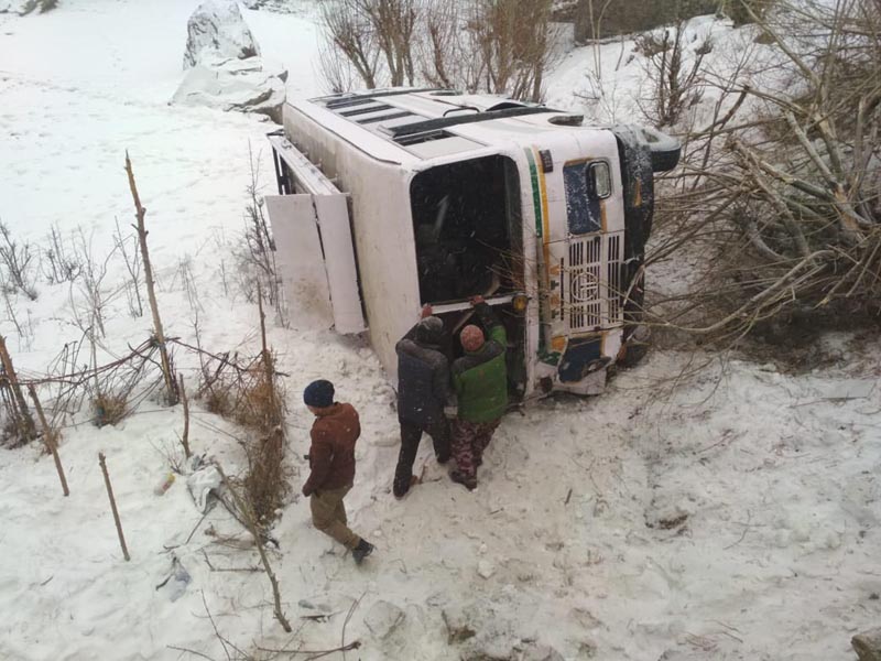 Newly elected Councilors of Kupwara Municipal Committee protesting in Srinagar. -Excelsior/Shakeel Newly elected Councilors of Kupwara Municipal Committee protesting in Srinagar. -Excelsior/Shakeel