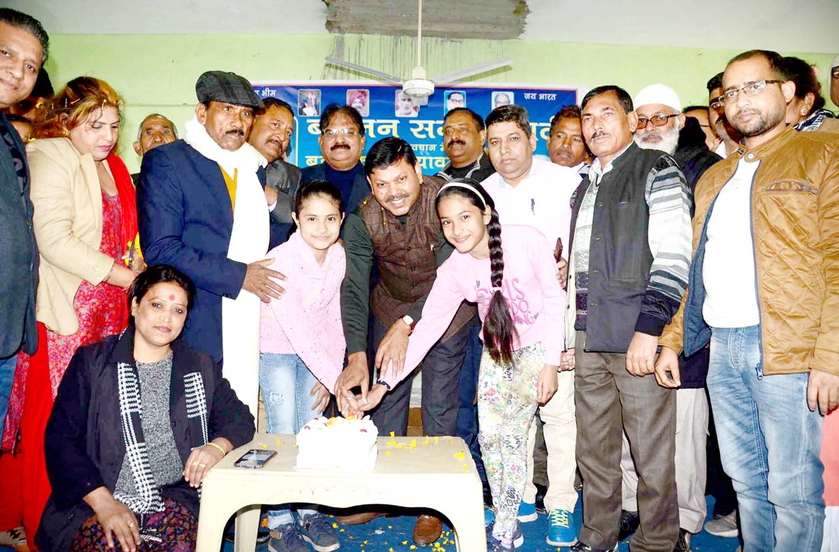 BSP leaders and functionaries cutting cake to mark 63rd birthday of party national president, Mayawati at Jammu on Tuesday. -Excelsior/Rakesh BSP leaders and functionaries cutting cake to mark 63rd birthday of party national president, Mayawati at Jammu on Tuesday. -Excelsior/Rakesh