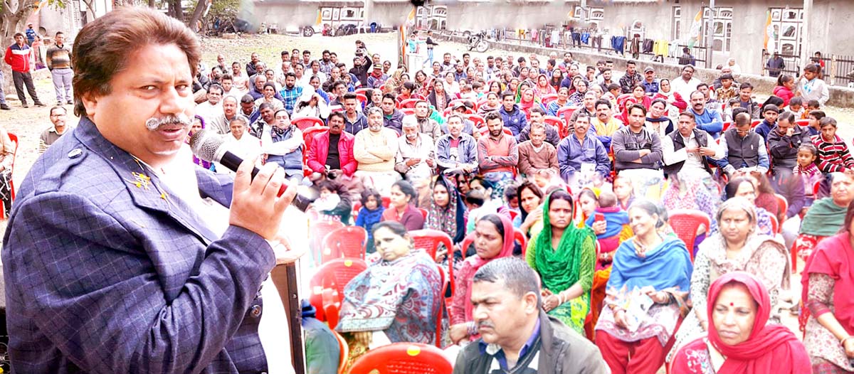 Cong leader Raman Bhalla addressing public gathering at Qasim Nagar in Gandhi Nagar area on Sunday. Cong leader Raman Bhalla addressing public gathering at Qasim Nagar in Gandhi Nagar area on Sunday.