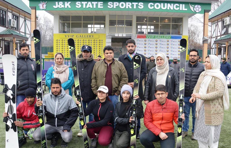 Students Skiers posing along with dignitaries during flag-off function before leaving for Russia. Students Skiers posing along with dignitaries during flag-off function before leaving for Russia.