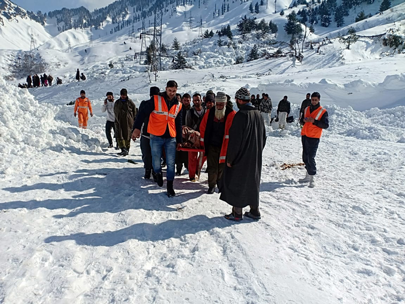 Dead bodies of cops buried under avalanche at Jawahar Tunnel being removed to Lower Munda by villagers and SDRF men. -Excelsior/Sajad Dar Dead bodies of cops buried under avalanche at Jawahar Tunnel being removed to Lower Munda by villagers and SDRF men. -Excelsior/Sajad Dar
