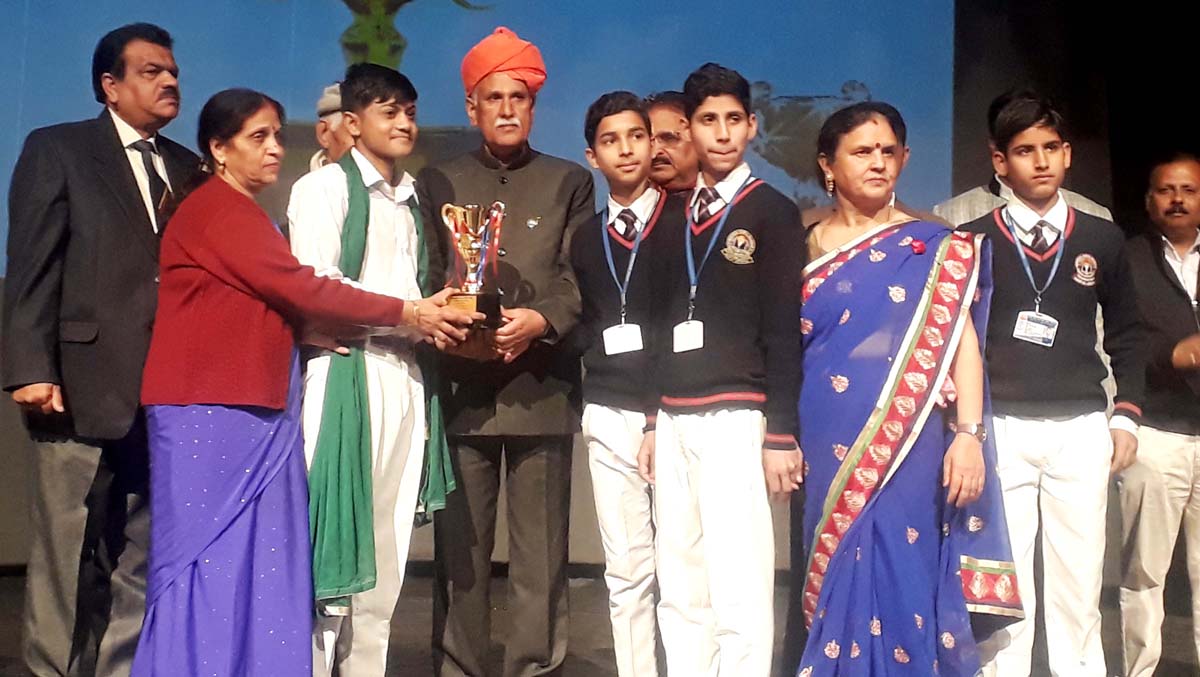 Memento presentation during Annual Day celebration at CMP Convent, Naveen Vidya Mandir Schools in Jammu. Memento presentation during Annual Day celebration at CMP Convent, Naveen Vidya Mandir Schools in Jammu.