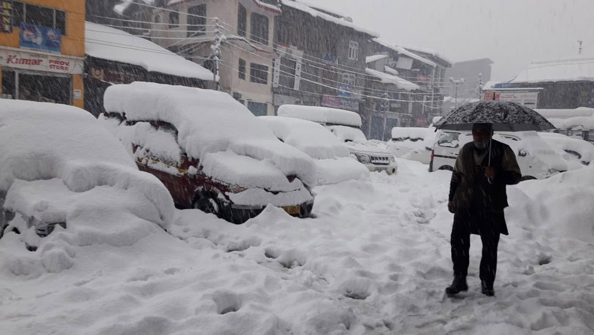 A view of snow clad Bhaderwah Bus Stand on Thursday. —Excelsior/Tilak Raj A view of snow clad Bhaderwah Bus Stand on Thursday. —Excelsior/Tilak Raj
