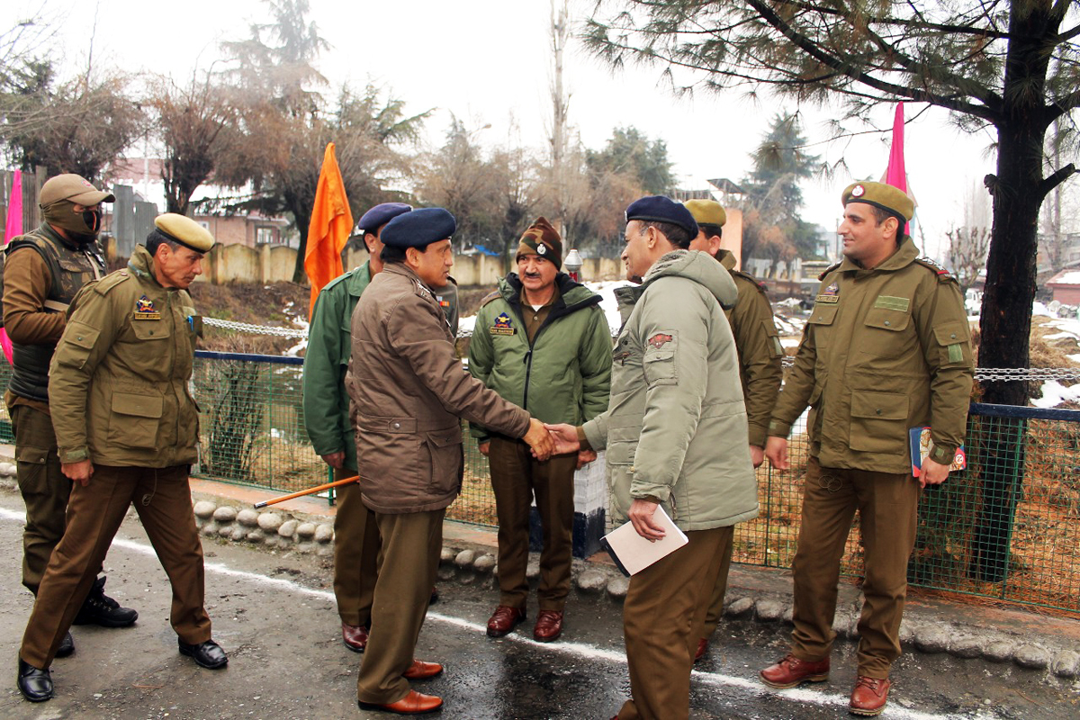 Officers welcoming Commandant General Homeguards, Civil Defence and SDRF VK Singh before meeting at Srinagar on Wednesday. Officers welcoming Commandant General Homeguards, Civil Defence and SDRF VK Singh before meeting at Srinagar on Wednesday.