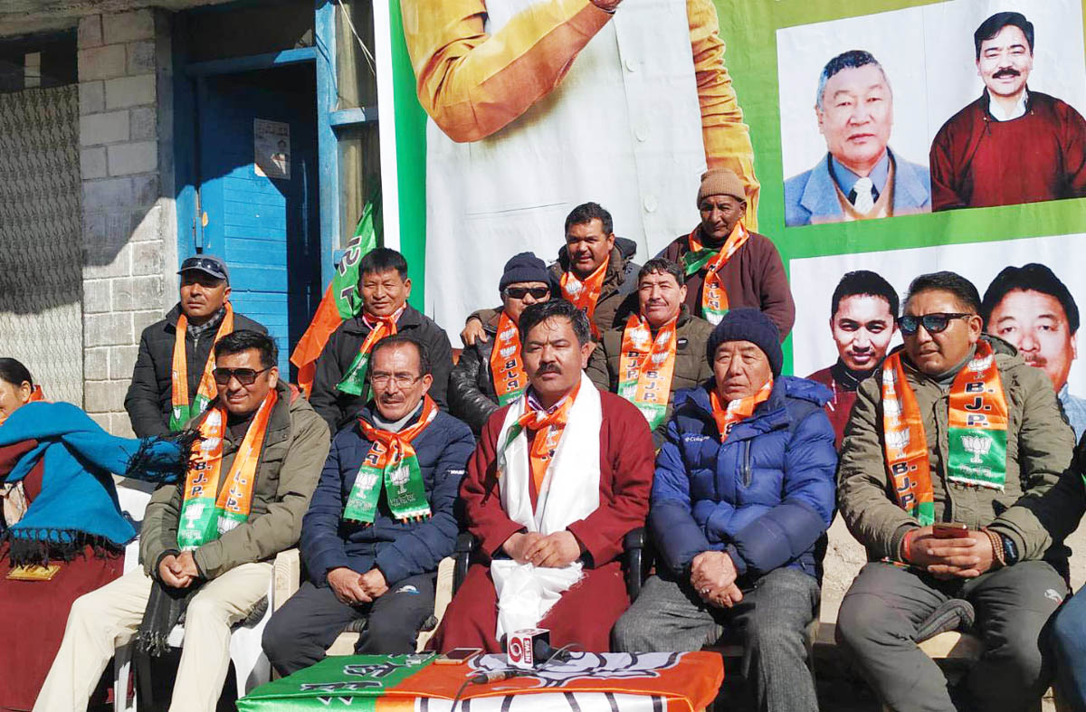 BJP leaders during a function in Leh on Saturday. -Excelsior / Morup Stanzin BJP leaders during a function in Leh on Saturday. -Excelsior / Morup Stanzin