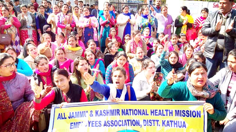 NHM workers protesting at Kathua on Friday. - Excelsior/Pardeep NHM workers protesting at Kathua on Friday. - Excelsior/Pardeep