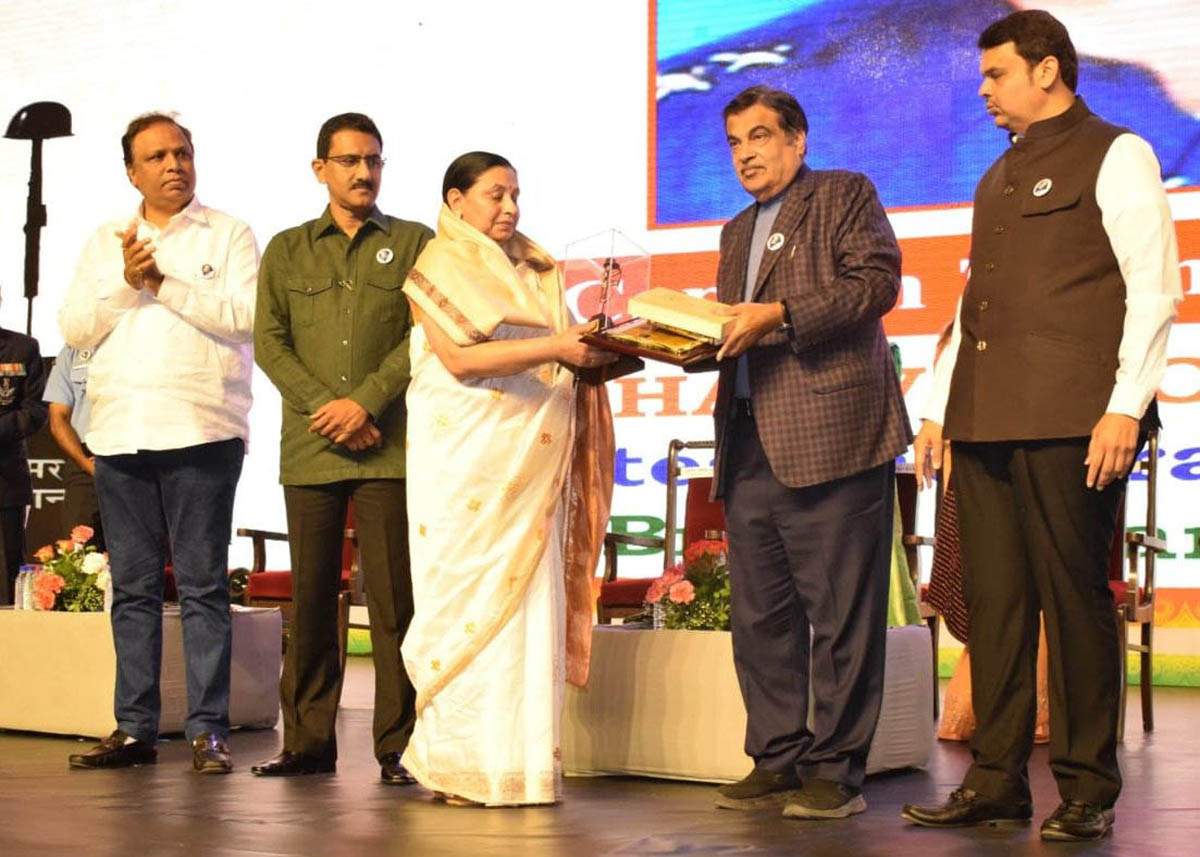 Union Minister Nitin Gadkari honouring mother of Capt Tushar Mahajan during a function at Mumbai. Union Minister Nitin Gadkari honouring mother of Capt Tushar Mahajan during a function at Mumbai.
