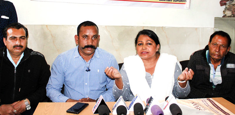 Adhoc president of SSEU, JMC, Shehzadi Gill along with other committee members addressing a press conference at Jammu. -Excelsior/Rakesh Adhoc president of SSEU, JMC, Shehzadi Gill along with other committee members addressing a press conference at Jammu. -Excelsior/Rakesh