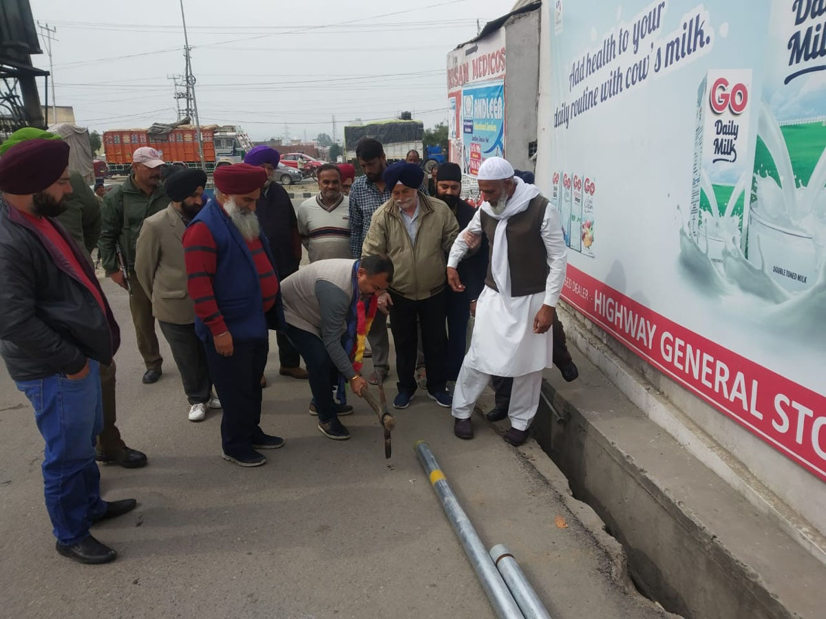 MLC, Ch Vikram Randhawa kick-starting laying of pipes in Guru Tegbahadur Nagar on Friday. MLC, Ch Vikram Randhawa kick-starting laying of pipes in Guru Tegbahadur Nagar on Friday.