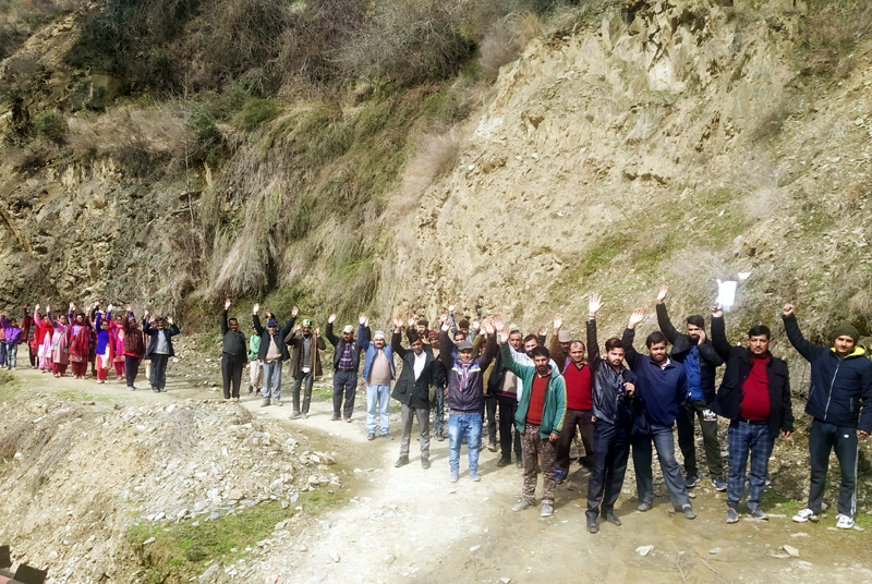 Residents raising slogans during protest. -Excelsior/Tilak Raj Residents raising slogans during protest. -Excelsior/Tilak Raj