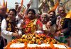 Senior Cong leader Raman Bhalla along with other leaders leading massive rally to DC office in Jammu on Monday. - Excelsior / Rakesh