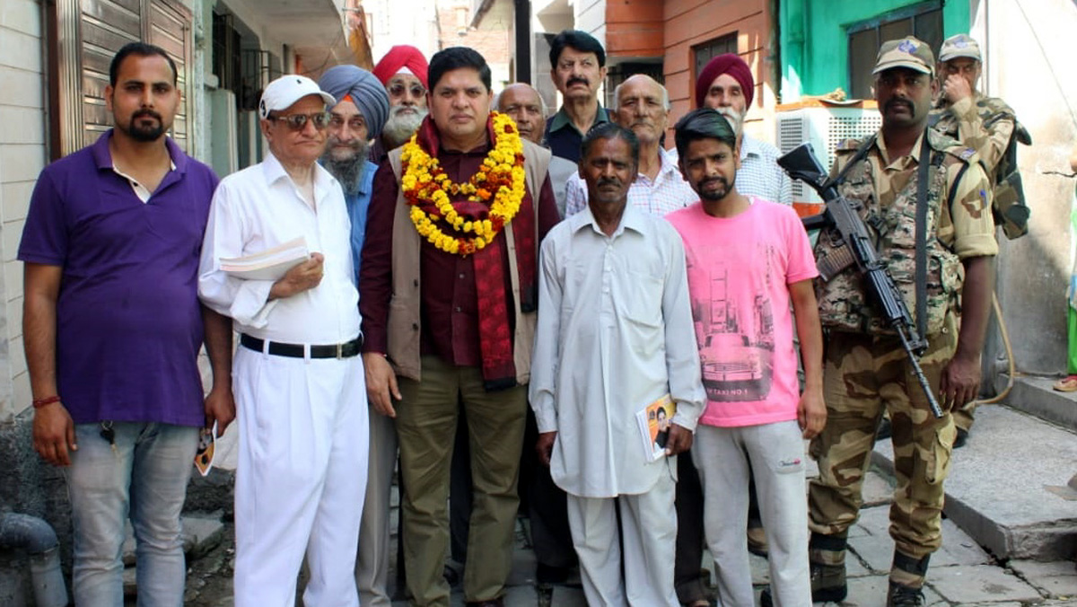 Independent candidate Rajiv Chuni alongwith his supporters campaigning in Jammu city on Saturday. Independent candidate Rajiv Chuni alongwith his supporters campaigning in Jammu city on Saturday.