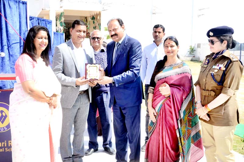 Memento presentation during Annual Sports Meet at Universal School. Memento presentation during Annual Sports Meet at Universal School.