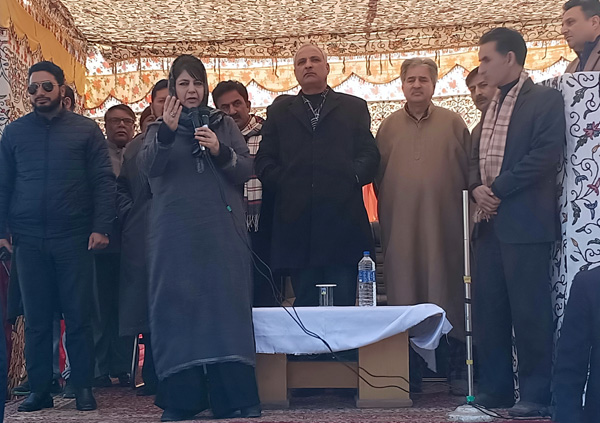 Mehbooba Mufti addressing protesting PDP workers at Khanabal in Anantnag. —Excelsior/Sajad Dar Mehbooba Mufti addressing protesting PDP workers at Khanabal in Anantnag. —Excelsior/Sajad Dar