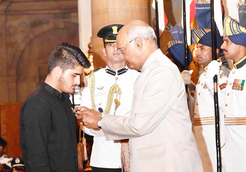 President Ram Nath Kovind presenting Shaurya Chakra to Irfan Ramzan Sheikh during the Defence Investiture Ceremony at Rashtrapati Bhavan, in New Delhi on Tuesday. (UNI)v President Ram Nath Kovind presenting Shaurya Chakra to Irfan Ramzan Sheikh during the Defence Investiture Ceremony at Rashtrapati Bhavan, in New Delhi on Tuesday. (UNI)