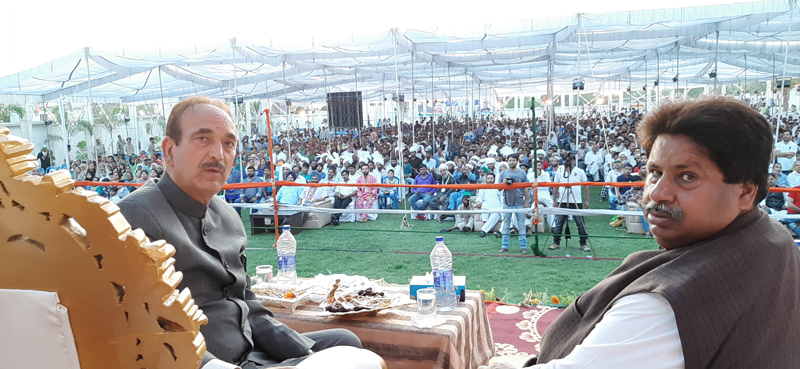 Senior Congress leader Ghulam Nabi Azad and party candidate Raman Bhalla at election rally in Jammu. Senior Congress leader Ghulam Nabi Azad and party candidate Raman Bhalla at election rally in Jammu.